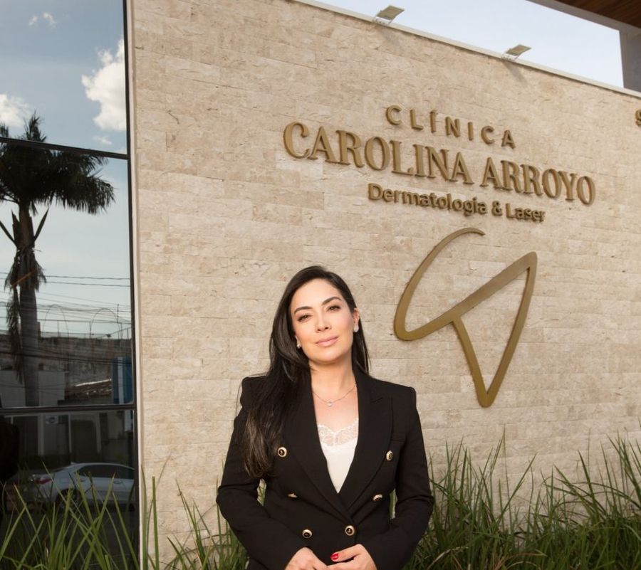Dra. Carolina Arroyo em frente à fachada da Clínica Carolina Arroyo, em Campo Grande